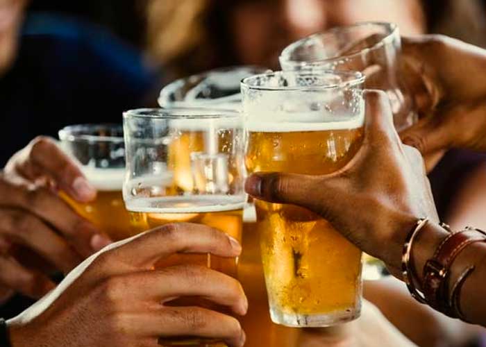 ¡No aguantan nada! Camión de cervezas se vuelca y la gente lo saquea en Argentina