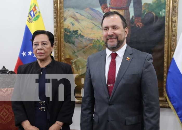 Embajadora de Nicaragua entrega Copias de Estilo al Canciller de Venezuela, Yvan Gil