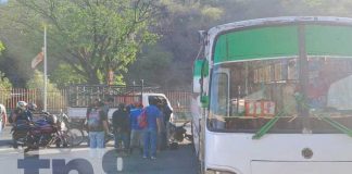 Motociclista termina con lesiones graves y debajo de un bus en Managua