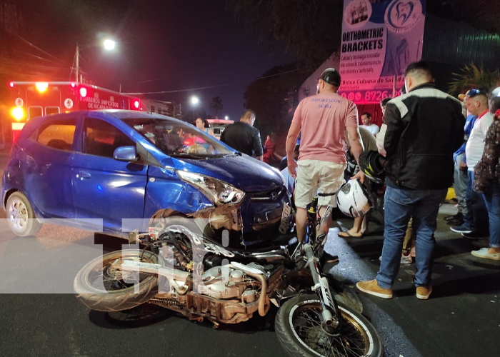 Foto: Conductora le invade carril a motociclista y este termina fracturado, en Managua / TN8