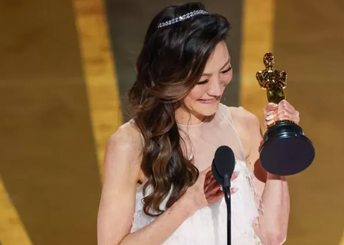 "Mujeres, no dejen que nadie les diga alguna vez que ya ha pasado su mejor momento", dijo Michelle Yeoh, de 60 años, al recibir su Oscar.