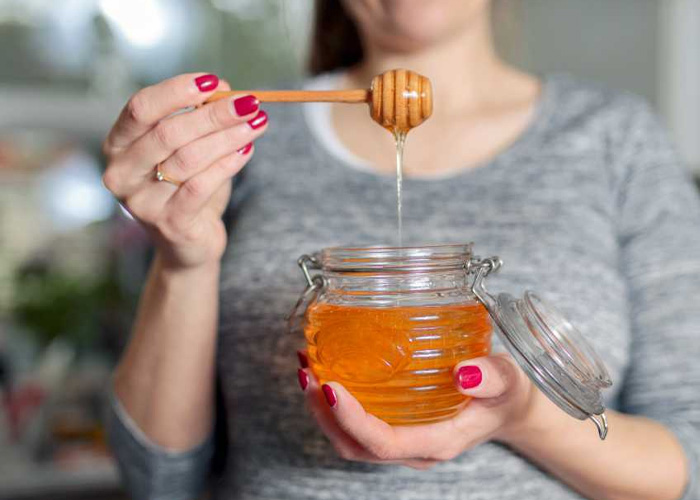 ¿Sabías que la miel te puede servir para enfermedades como la tos y dolor de garganta?