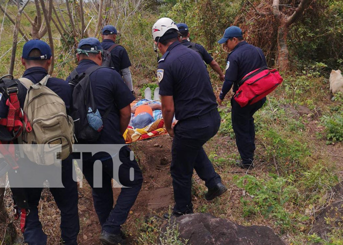 Bomberos Unidos de la Isla de Ometepe, rescatan a anciano