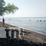 Turistas “aplacan” el calor en playa Punta Jesús María en la Isla de Ometepe