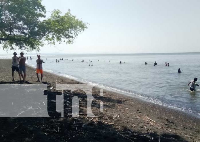 Turistas “aplacan” el calor en playa Punta Jesús María en la Isla de Ometepe