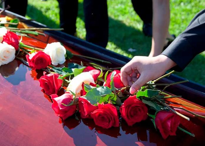 Viejito organiza su propio funeral para cómo reacciona la gente (Video)