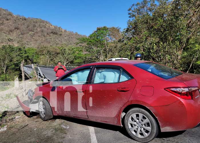 Vehículo sufre daños materiales al impactar contra valla metálica en Mozonte