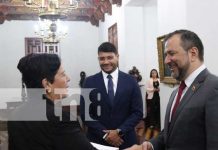 Embajadora de Nicaragua entrega Copias de Estilo al Canciller de Venezuela, Yvan Gil