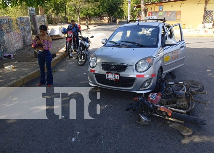 Foto: Mecánico se estrella con su moto al pegársele el acelerador, en la Julio Martínez / TN8