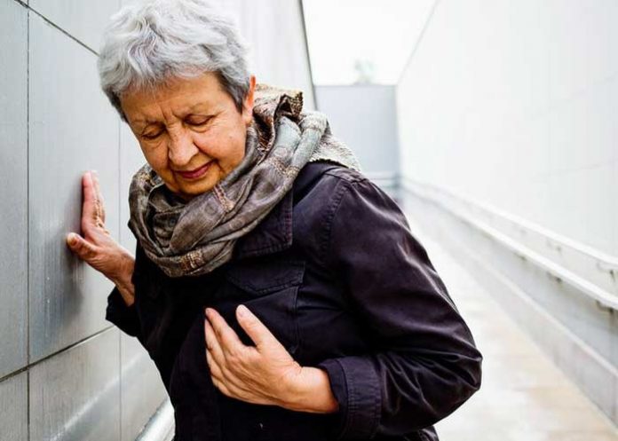 Riesgo de infarto aumenta en mujeres con menopausia