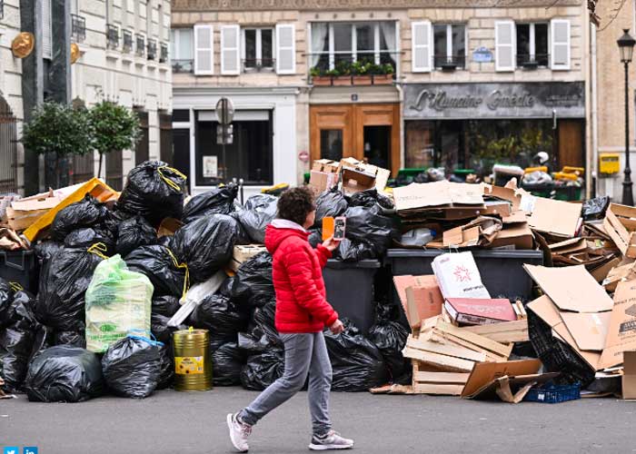 Basura inunda calles de París por huelga de recolectores