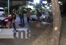 Motocicleta impacta fuertemente contra un árbol en Managua