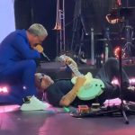Alejandro Sanz tumbó a su guitarrista en pleno concierto