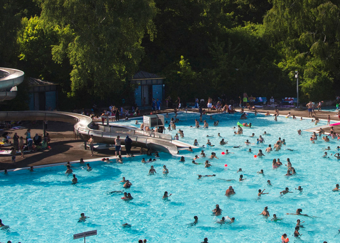 Con los "limoncitos" al aire podrán andar mujeres en las piscinas en Berlín