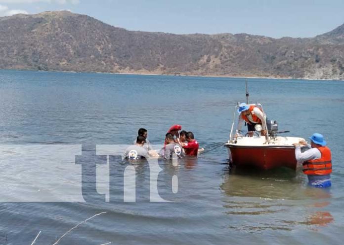 Foto: Bomberos se capacitan en buceo desde la Laguna de Xiloá / TN8