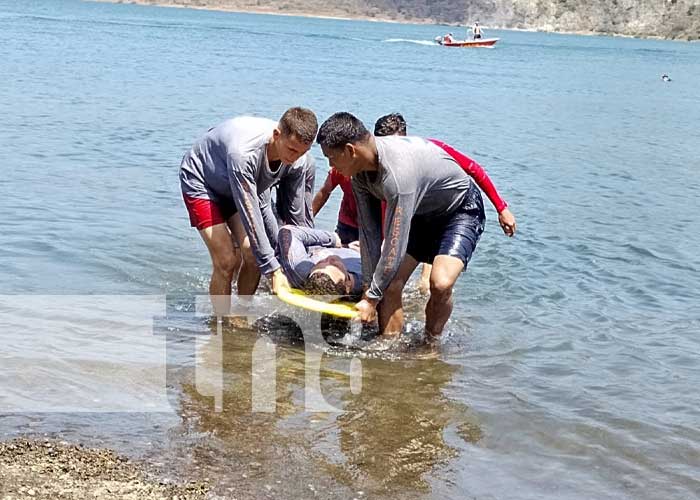 Foto: Bomberos se capacitan en buceo desde la Laguna de Xiloá / TN8