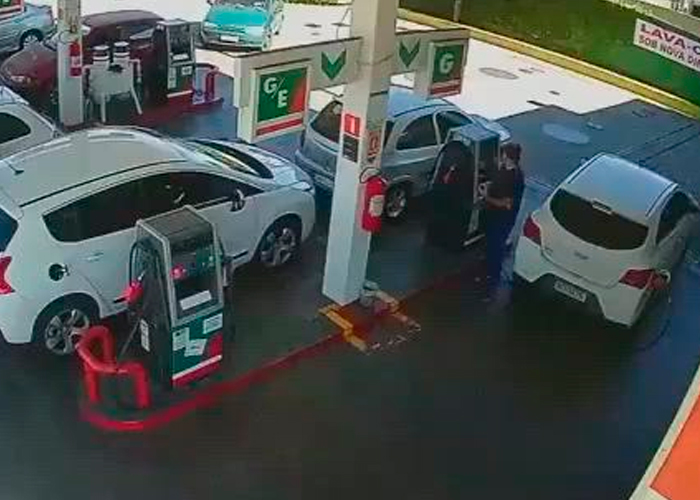 Casi lo quema vivo al rociarle combustible a cliente en una gasolinera en Brasil