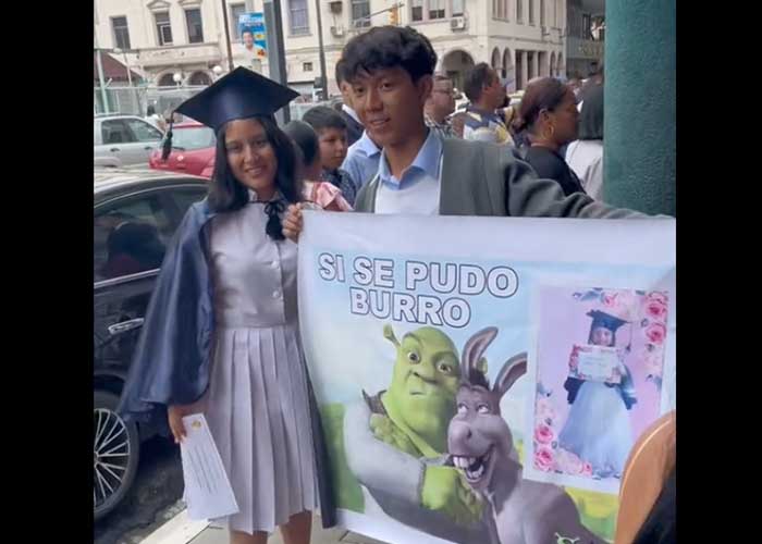 Joven asiste a la graduación de su hermana con cartel 