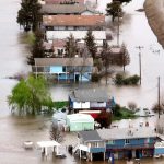 Evacuan dos comunidades en California por apocalípticas inundaciones