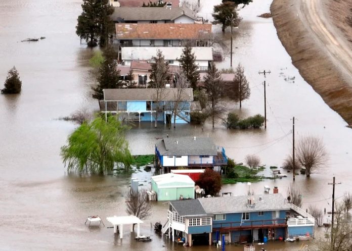 Evacuan dos comunidades en California por apocalípticas inundaciones