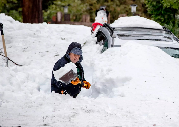 12 muertos dejan las fuertes tormentas de nieve en el sur de California 