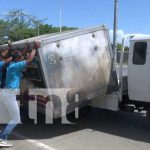 Foto: Camión lleno de carne sufre accidente en el 7 Sur, Managua / TN8