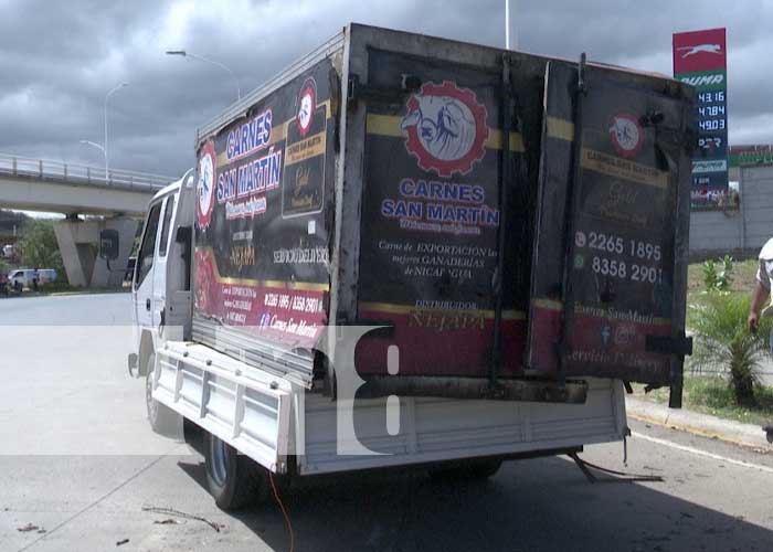 Foto: Camión lleno de carne sufre accidente en el 7 Sur, Managua / TN8