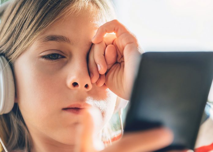 ¿Cómo afecta a tus ojos la pantalla de tu móvil? Aquí los riesgos y unos consejos