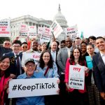 Adolescentes y dueños de negocios protestan en EE.UU. por el veto a TikTok