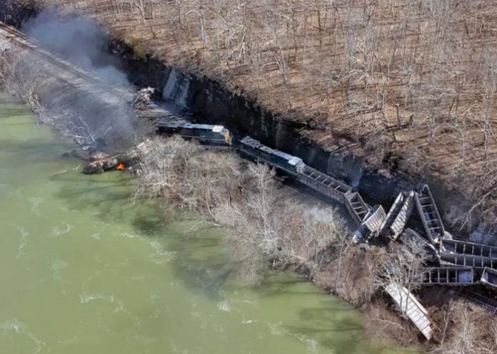 Al menos tres heridos dejó el descarrilamiento de un tren en West Virginia