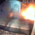 ¡Imágenes sensibles! Una casa explota en Nueva Jersey con bomberos dentro