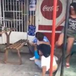 Difunden video de jóvenes peleando enfrente de una pulpería