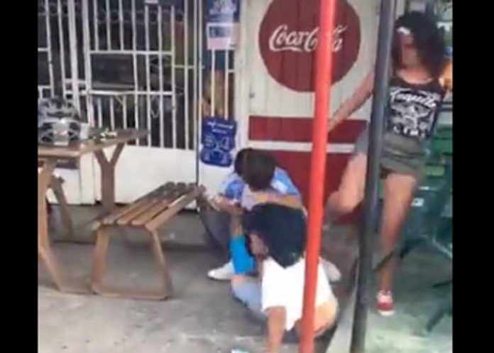 Difunden video de jóvenes peleando enfrente de una pulpería