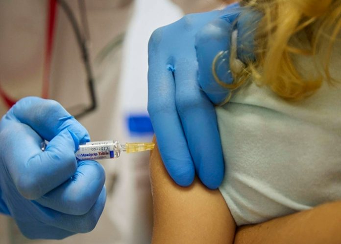 ¡Los hincaba por gusto! Investigan en España a enfermera por fingir vacunar a niños