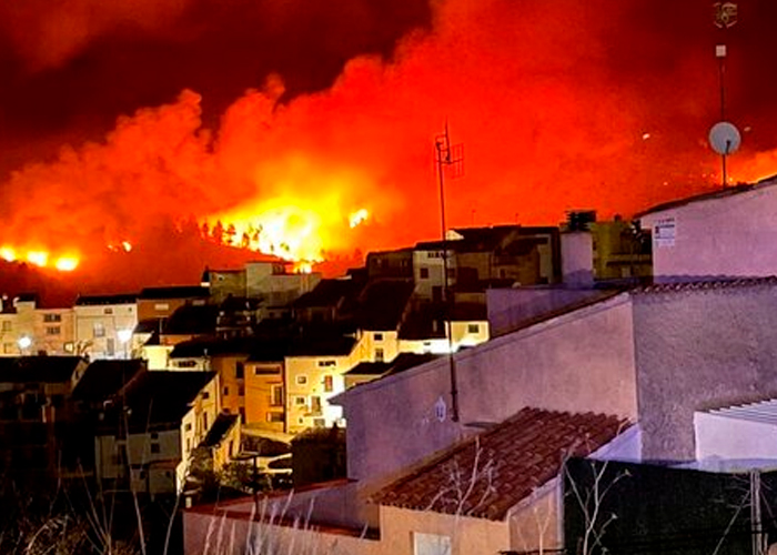 Evacuan a centenares personas por las voraces llamas de un incendio en España