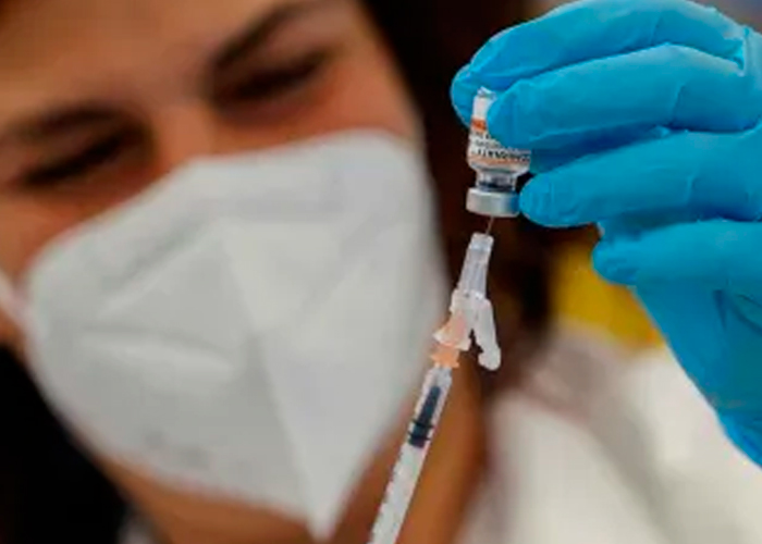 ¡Los hincaba por gusto! Investigan en España a enfermera por fingir vacunar a niños