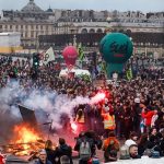 Miles continúan protestando en Francia contra el gobierno autoritario de Macron