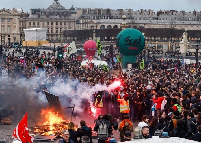 Miles continúan protestando en Francia contra el gobierno autoritario de Macron