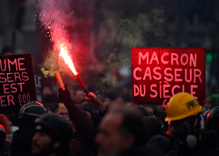 Pese a la oleada de protestas, en Francia aprueba la reforma jubilatoria