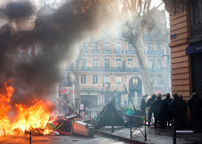 Fuertes enfrentamientos entre manifestantes y Policía en protestas en Francia