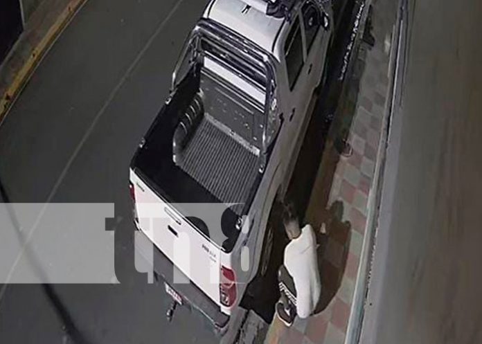 “Con las manos en la masa”: Captan el robo de partes de un vehículo en Granada