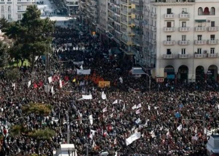 Masivas protestas en las calles de Grecia por sangriento accidente ferroviario