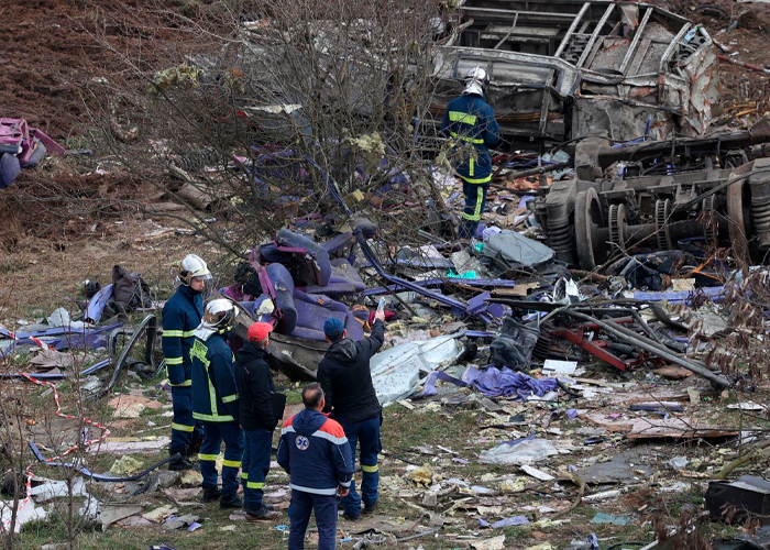 Descomunal choque frontal de dos trenes dejó 36 muertos y 85 heridos en Grecia