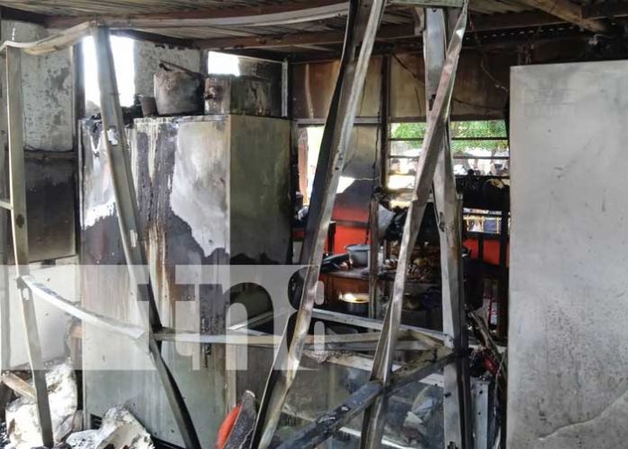 Foto: Voraz incendio afecta una pulpería en Managua / TN8