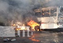 Foto: Fuerte incendio consume al menos tres unidades de buses en Matagalpa / TN8