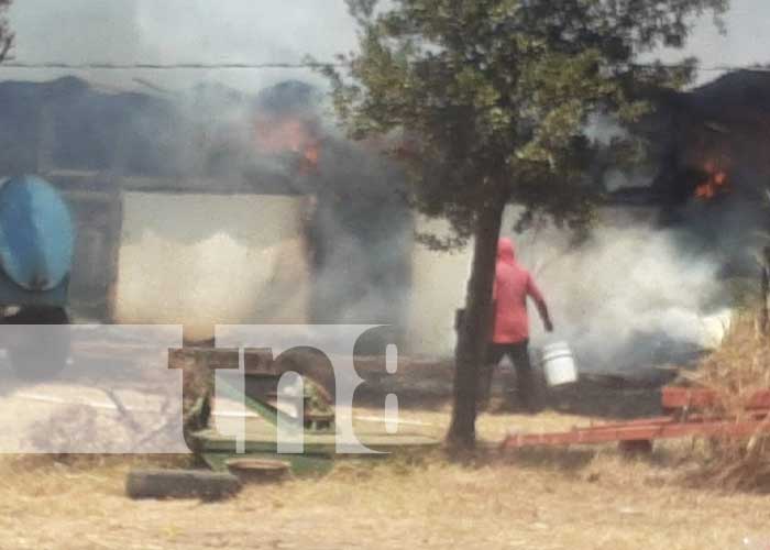 Foto: Incendio en una finca de Carretera Nueva a León / TN8