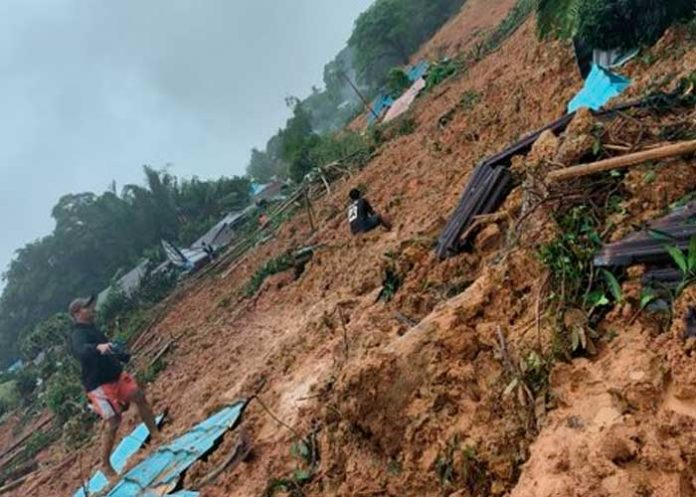 Alud de tierra sepultó a 10 personas en una pequeña y remota isla de Indonesia