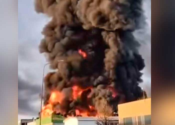 Inmensas llamas provocadas por un incendio devoran planta química en Italia