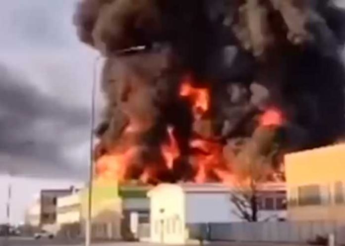 Inmensas llamas provocadas por un incendio devoran planta química en Italia