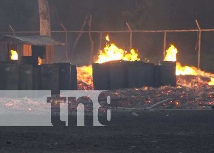Foto: Montacargas y un camión incendiados en un parque industrial en Carretera Vieja a León / TN8